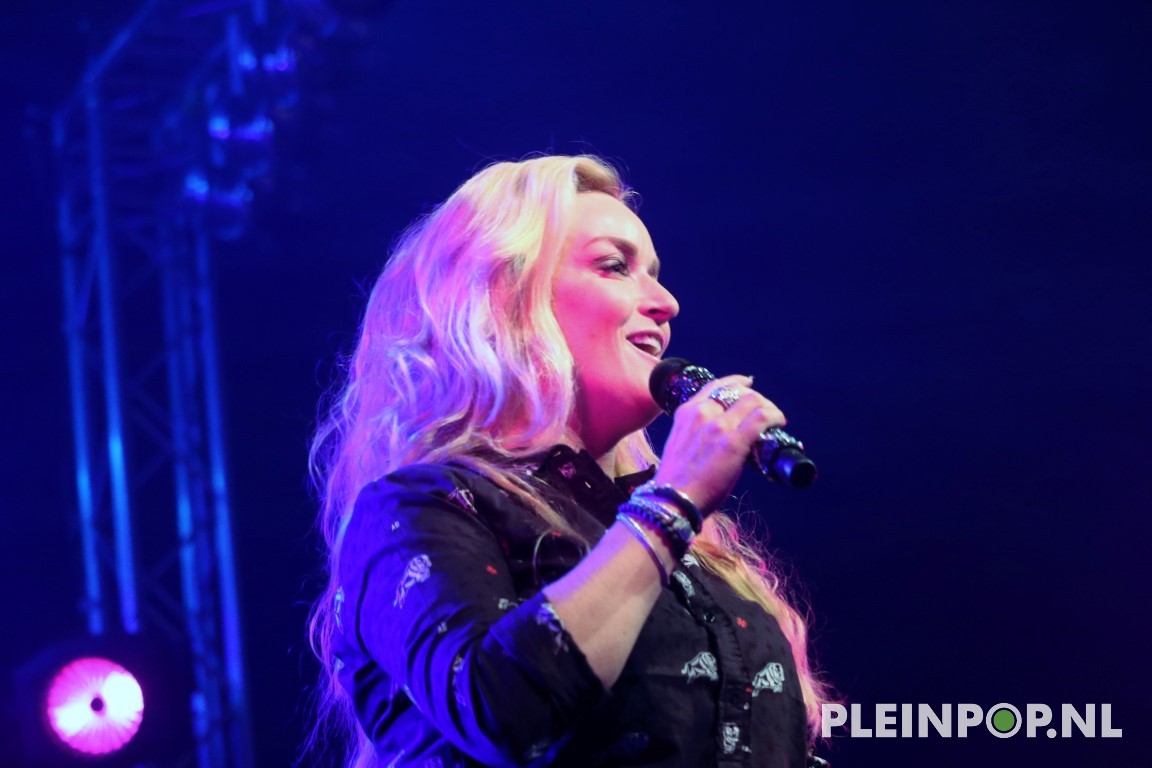 Samantha Steenwijk (16)